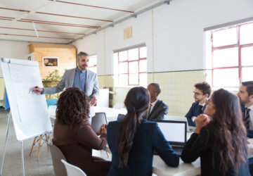 Formation et expertise : les compétences indispensables pour maîtriser les critères extra-financiers